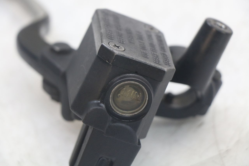 photo de FRONT MASTER CYLINDER YAMAHA XMAX X-MAX 125 (2006 - 2009) - Fixing points details