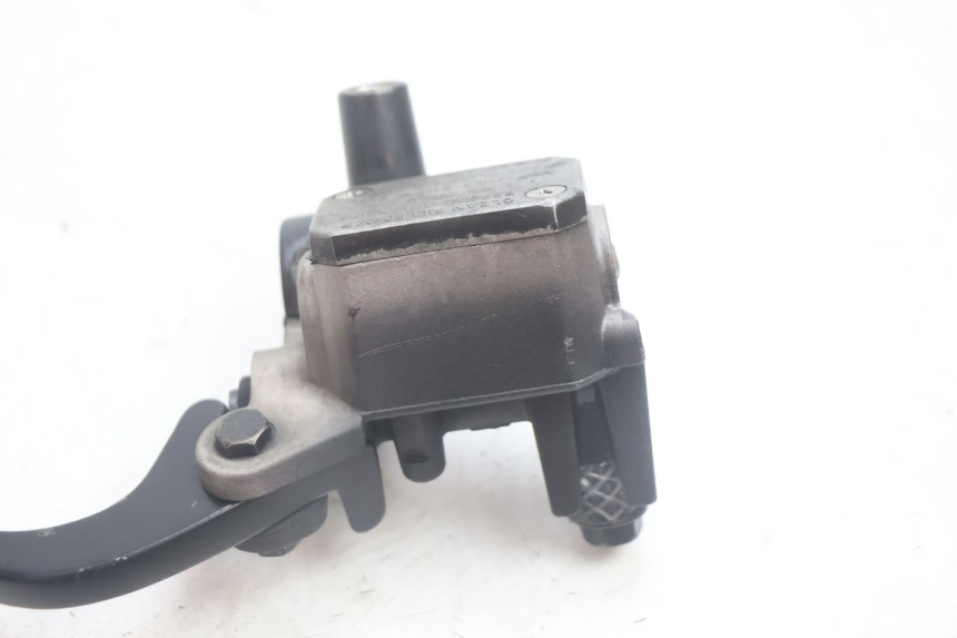 photo de FRONT MASTER CYLINDER YAMAHA X-MAX XMAX 125 (2010 - 2013) - Fixing points details