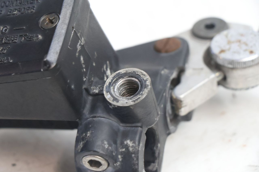 photo de FRONT BRAKE MASTER CYLINDER YAMAHA XJR 1300 (1998 - 2002) - Alternative perspective