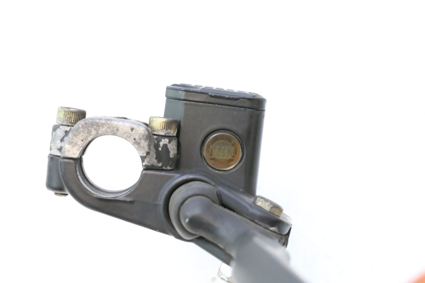 photo de FRONT BRAKE MASTER CYLINDER YAMAHA YP MAJESTY 125 (1998 - 2001) - Technical close-up