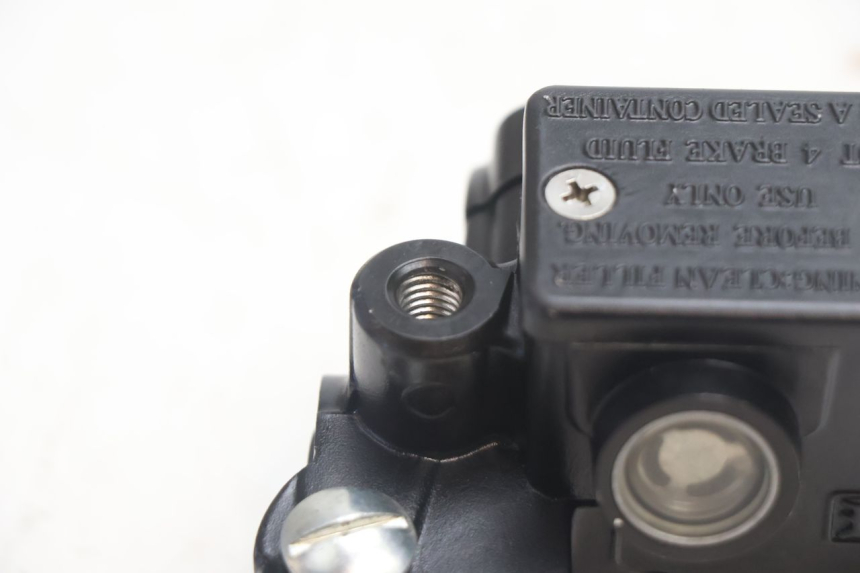 photo de FRONT MASTER CYLINDER PIAGGIO ZIP 2T 50 (2009 - 2019) - Alternative perspective