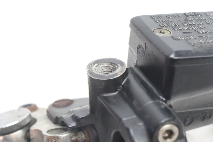 photo de CLUTCH MASTER CYLINDER YAMAHA XJR 1300 (1998 - 2002) - Alternative perspective