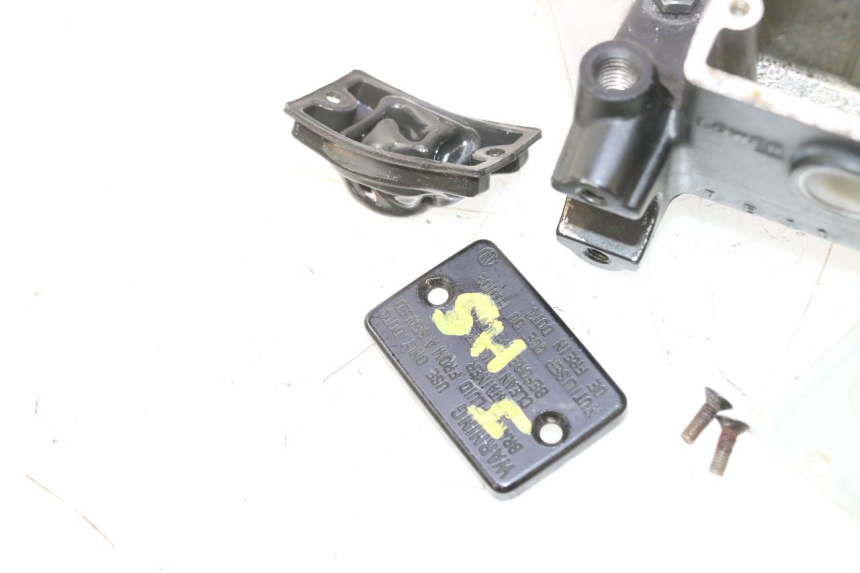 photo de REAR BRAKE MASTER CYLINDER SUZUKI BURGMAN 125 (2007 - 2014) - Detailed visual inspection