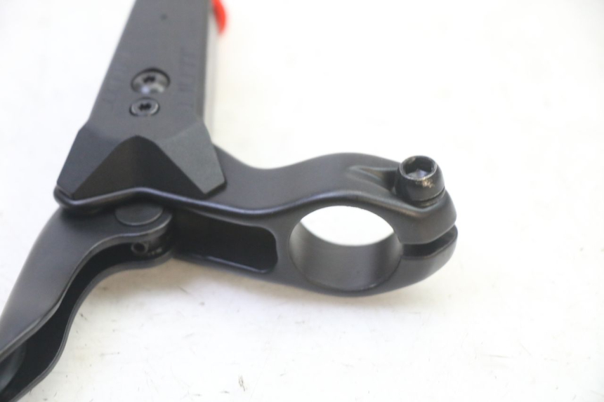 photo de REAR BRAKE MASTER CYLINDER DUALTRON VICTOR LIMITED 1 - Technical close-up