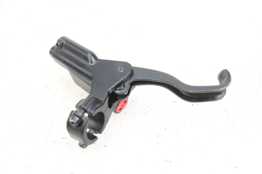 photo de REAR BRAKE MASTER CYLINDER DUALTRON VICTOR LIMITED 1 - Technical close-up