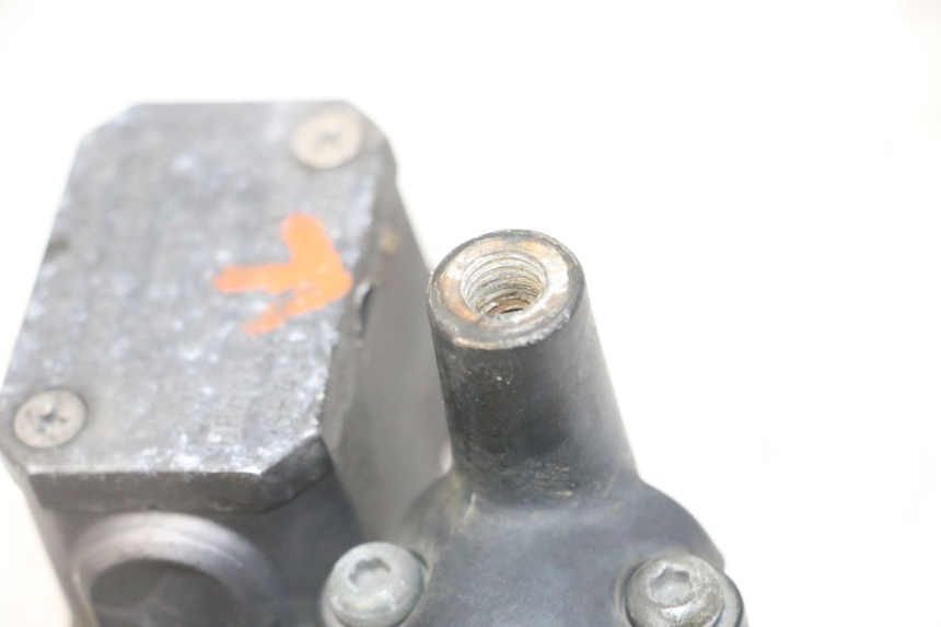 photo de REAR BRAKE MASTER CYLINDER YAMAHA XMAX X-MAX 125 (2006 - 2009) - Alternative perspective