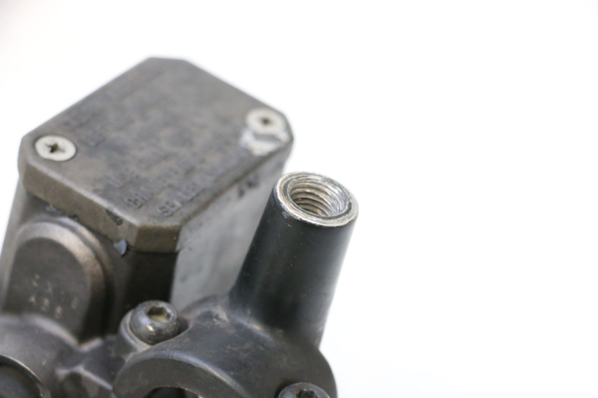 photo de REAR BRAKE MASTER CYLINDER YAMAHA X-MAX XMAX 125 (2010 - 2013) - Zoom on usage condition