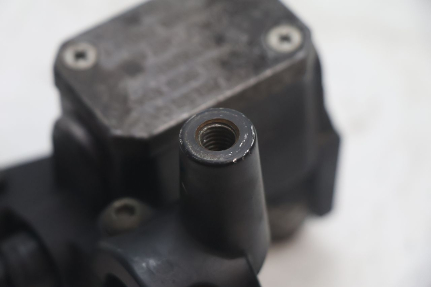 photo de REAR BRAKE MASTER CYLINDER YAMAHA XMAX X-MAX 125 (2006 - 2009) - Alternative perspective