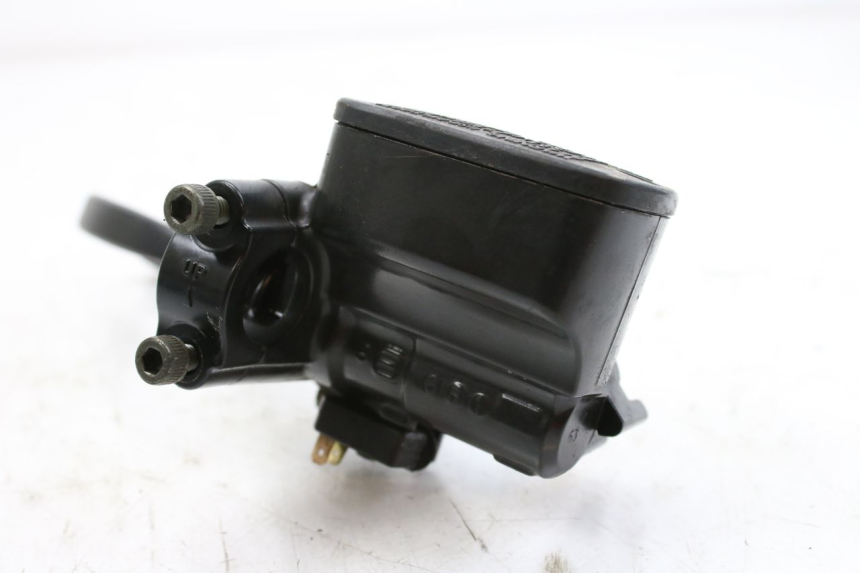 photo de REAR BRAKE MASTER CYLINDER YAMAHA XP T-MAX TMAX ABS 500 (2004 - 2007) - Technical close-up