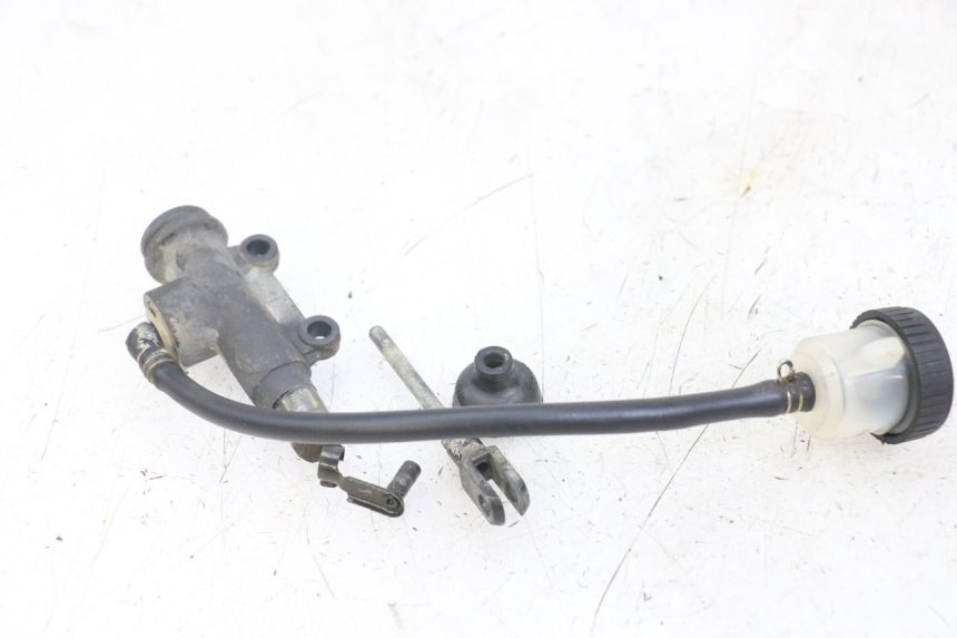 photo de REAR BRAKE MASTER CYLINDER PEUGEOT XP6 50 (1997 - 2003) - Alternative perspective