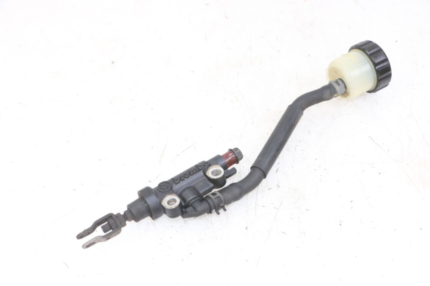 photo de REAR BRAKE MASTER CYLINDER YAMAHA FZS FAZER 600 (2001 - 2003) - Technical close-up