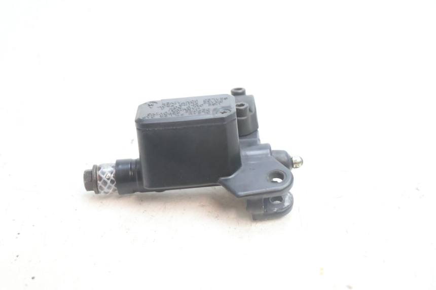 photo de REAR BRAKE MASTER CYLINDER YAMAHA YP MAJESTY 125 (2002 - 2006) - Alternative perspective