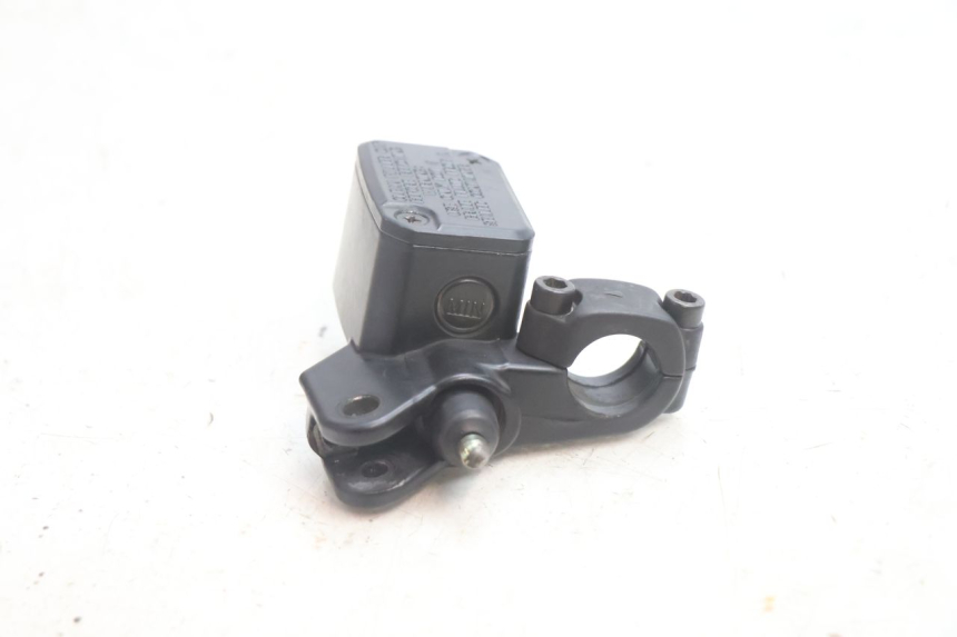 photo de REAR BRAKE MASTER CYLINDER YAMAHA YP MAJESTY 125 (2002 - 2006) - Technical close-up