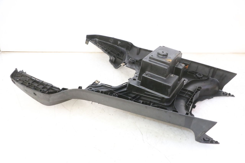 photo de FLOOR PANEL KYMCO AGILITY NAKED RENOUVO 2T 50 (2011 - 2018) - Surface and material condition