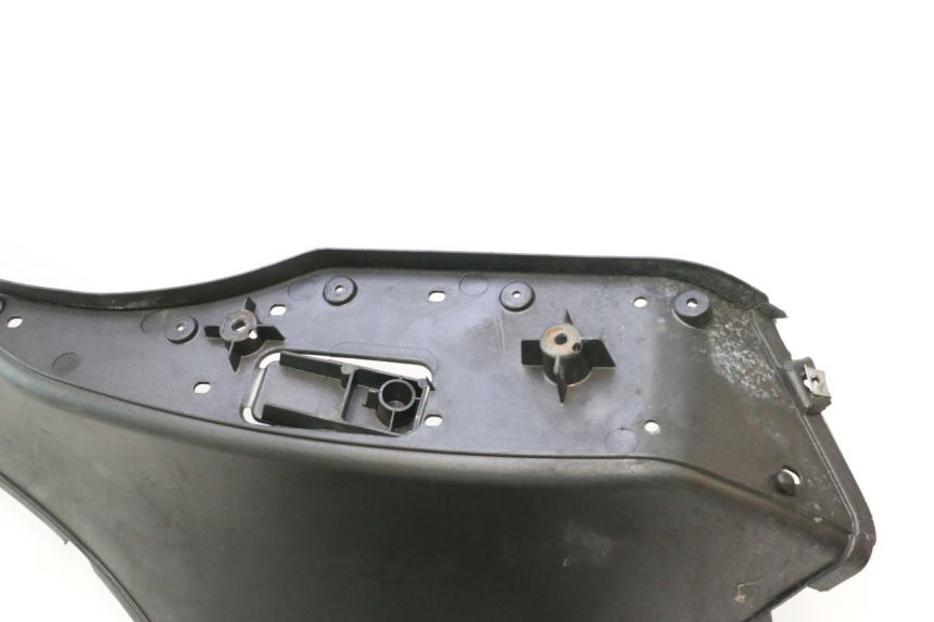 photo de FLOOR PANEL APRILIA ATLANTIC S 125 (2010 - 2013) - Zoom on usage condition