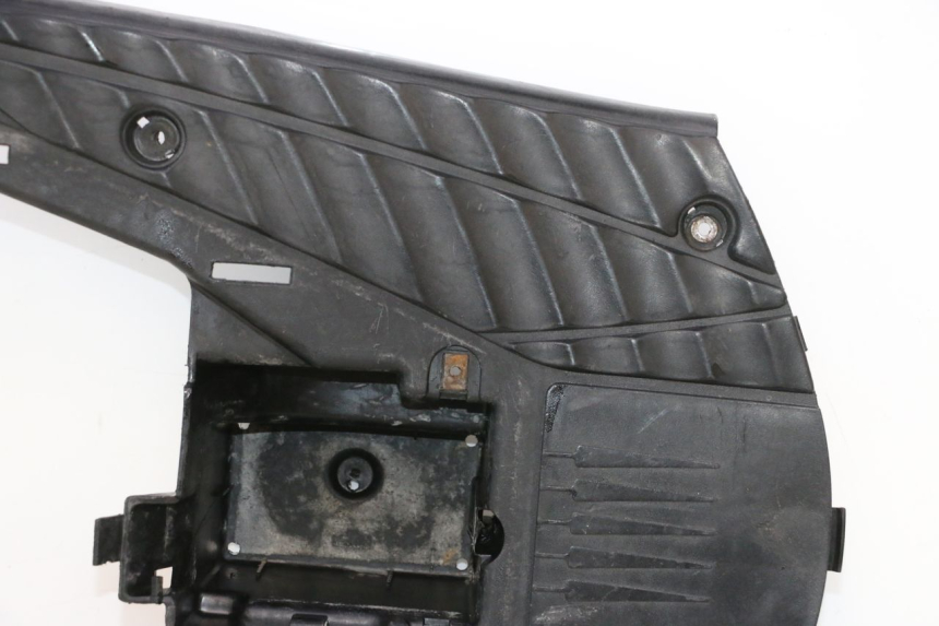 photo de FLOOR PANEL MBK BOOSTER ROCKET 50 (1995 - 1998) - Fixing points details