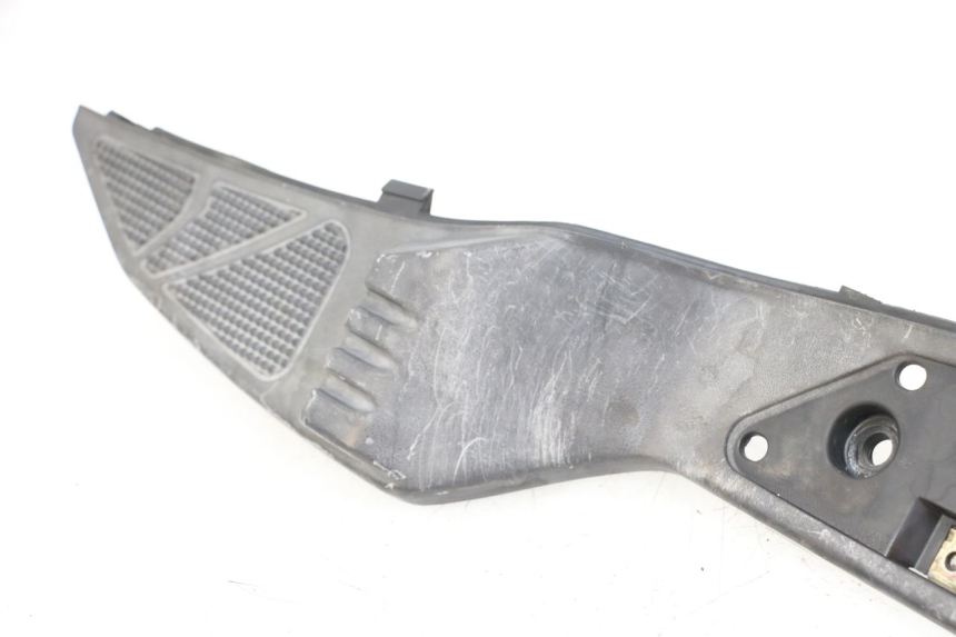 photo de RIGHT FOOTREST KYMCO DINK STREET 125 (2009 - 2014) - Technical close-up
