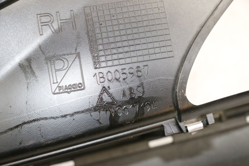 photo de RIGHT FLOOR PANEL PIAGGIO MP3 HPE 300 (2019 - 2026) - Component detail