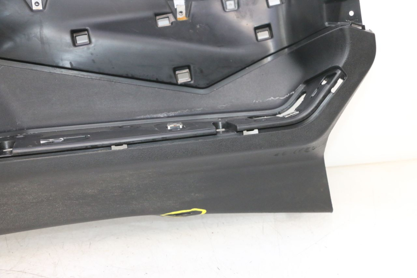 photo de RIGHT FLOOR PANEL PIAGGIO MP3 HPE 530 (2022 - 2026) - Focus on structure