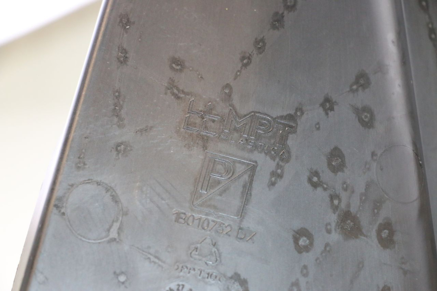 photo de RIGHT FLOOR PANEL PIAGGIO MP3 HPE 530 (2022 - 2026) - Alternative perspective
