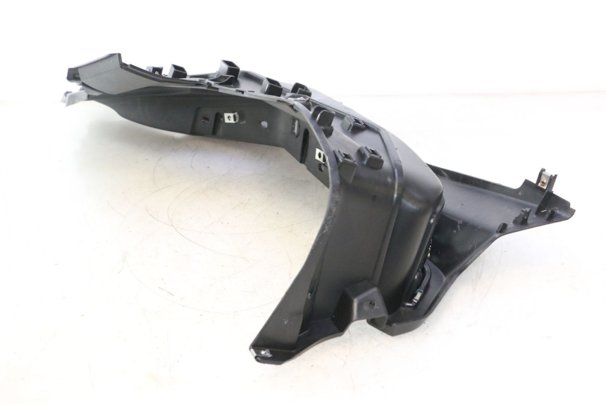 photo de RIGHT FLOOR PANEL PIAGGIO MP3 HPE 530 (2022 - 2026) - Technical close-up