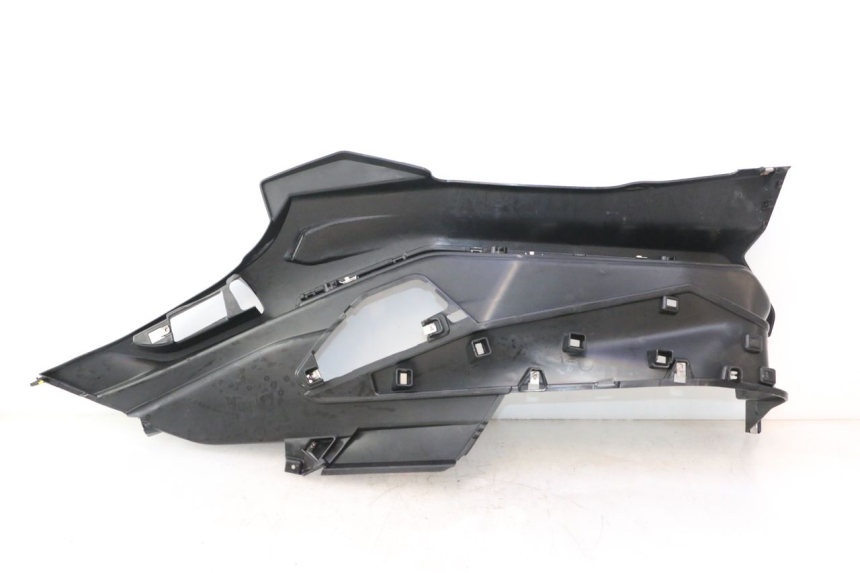 photo de RIGHT FLOOR PANEL PIAGGIO MP3 HPE 530 (2022 - 2026) - Fixing points details