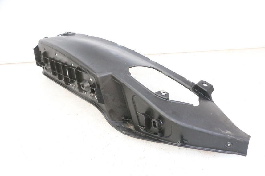 photo de RIGHT FLOOR PANEL PIAGGIO MP3 LT 300 (2010 - 2016) - Zoom on usage condition
