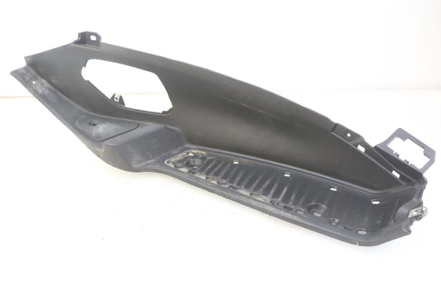 photo de RIGHT FOOTREST PIAGGIO MP3 125 (2006 - 2014) - Fixing points details