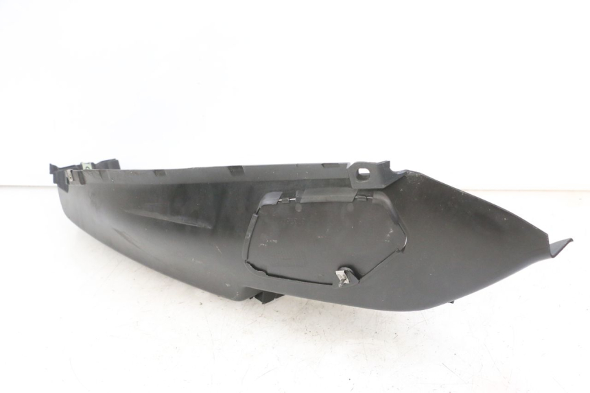 photo de RIGHT FLOOR PANEL PIAGGIO MP3 500 (2011 - 2015) - Fixing points details