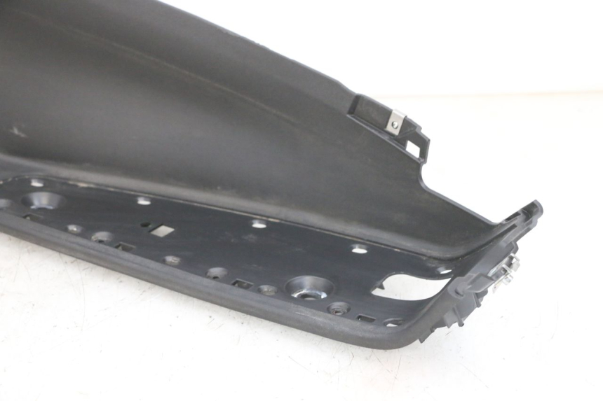 photo de RIGHT FLOOR PANEL PIAGGIO MP3 500 (2016 - 2018) - Surface and material condition