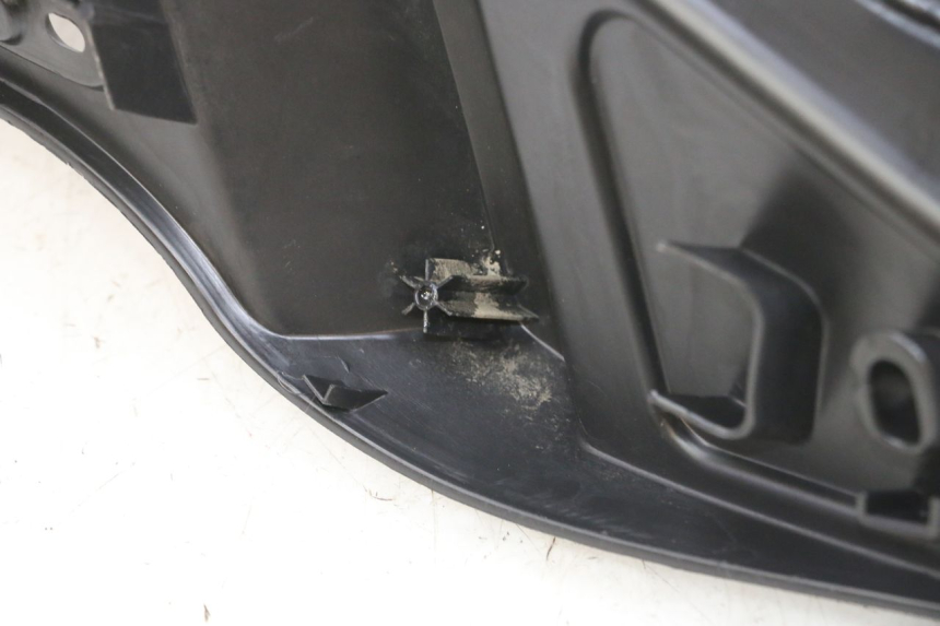 photo de RIGHT FOOTREST PIAGGIO MP3 RL 250 (2006 - 2010) - Zoom on usage condition