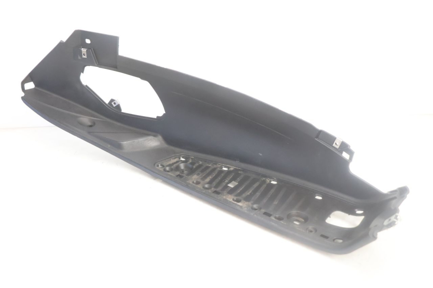 photo de RIGHT FLOOR PANEL PIAGGIO MP3 500 (2016 - 2018) - Technical close-up