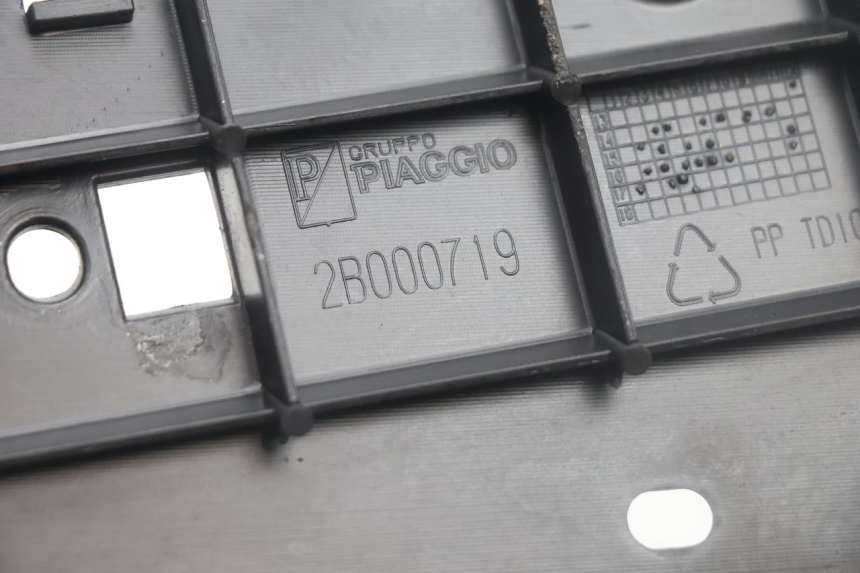 photo de RIGHT FLOOR PANEL PIAGGIO MP3 500 (2016 - 2018) - Surface and material condition