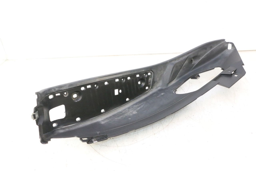 photo de RIGHT FLOOR PANEL PIAGGIO MP3 500 (2016 - 2018) - Fixing points details
