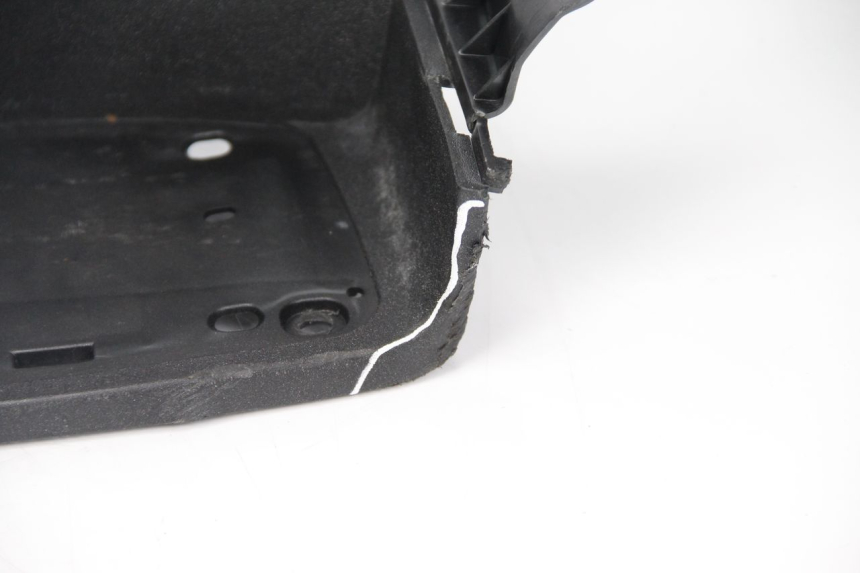 photo de RIGHT FLOOR PANEL PEUGEOT SATELIS 125 (2013 - 2018) - Zoom on usage condition