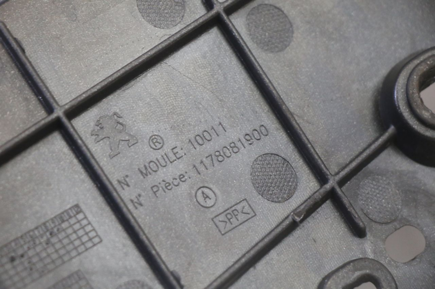 photo de RIGHT FLOOR PANEL PEUGEOT SATELIS 125 (2013 - 2018) - Fixing points details