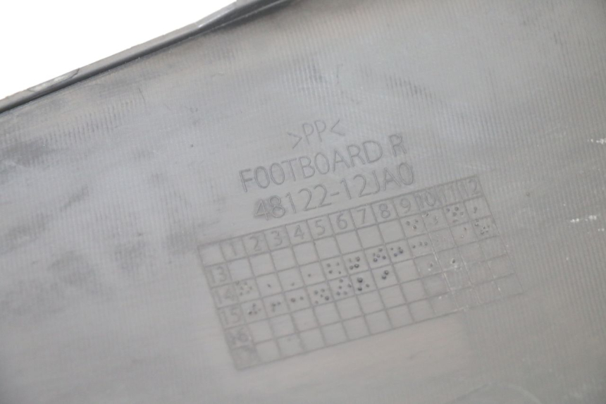 photo de RIGHT FLOOR PANEL SUZUKI BURGMAN 125 (2015 - 2017) - Fixing points details