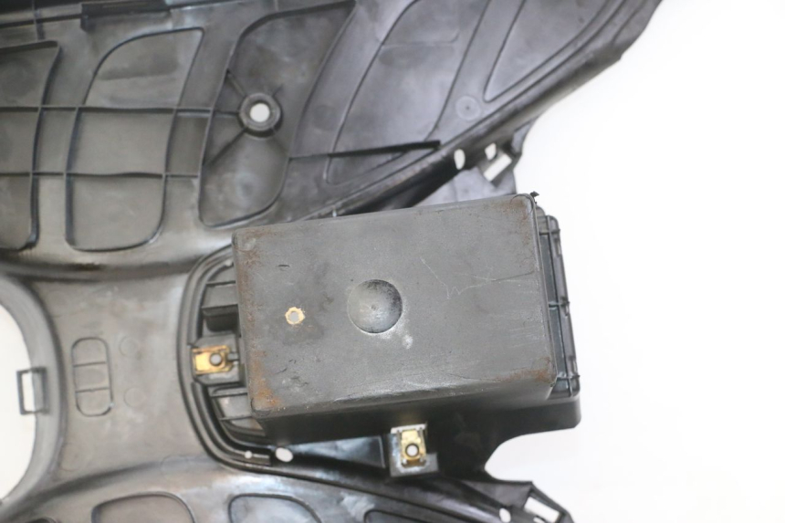 photo de FOOTREST PEUGEOT ELYSEO 125 (1999 - 2004) - Distinctive features