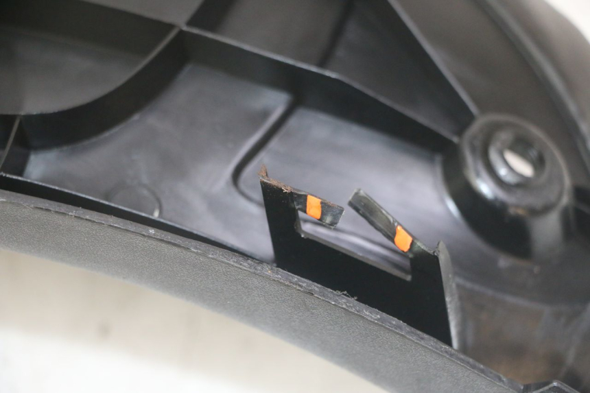 photo de FOOTREST PEUGEOT ELYSEO 125 (1999 - 2004) - Fixing points details