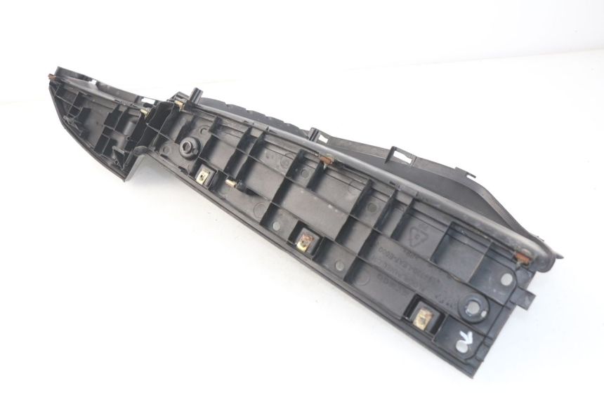 photo de LEFT FOOTREST KYMCO DINK STREET 125 (2009 - 2014) - Technical close-up