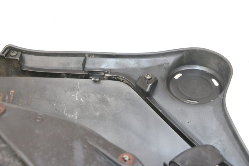 photo de LEFT FLOOR PANEL PIAGGIO IE MP3 YOURBAN 300 (2011 - 2016) - Fixing points details