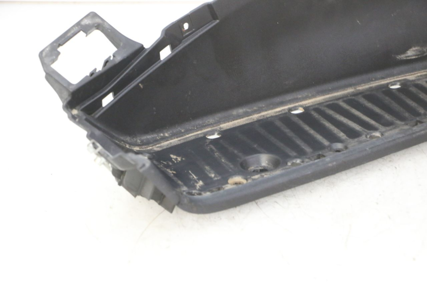 photo de LEFT FLOOR PANEL PIAGGIO MP3 RL 250 (2006 - 2010) - Fixing points details