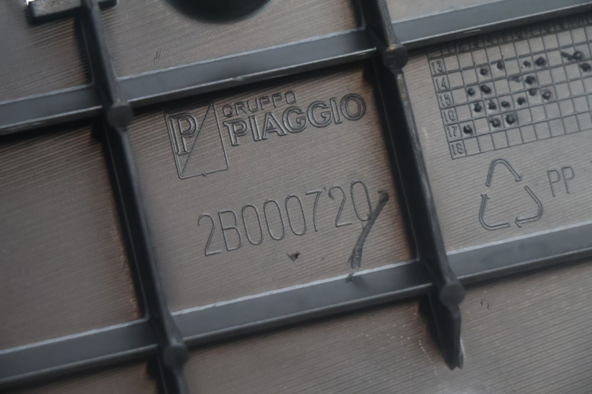photo de LEFT FLOOR PANEL PIAGGIO MP3 500 (2016 - 2018) - Fixing points details