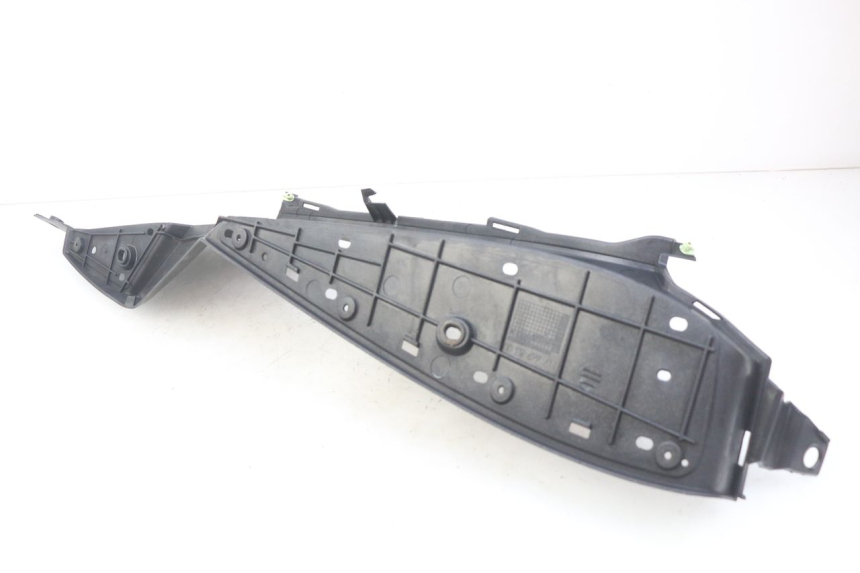 photo de LEFT FOOTREST PEUGEOT SATELIS COMPRESSOR K15 125 (2006 - 2009) - Zoom on usage condition