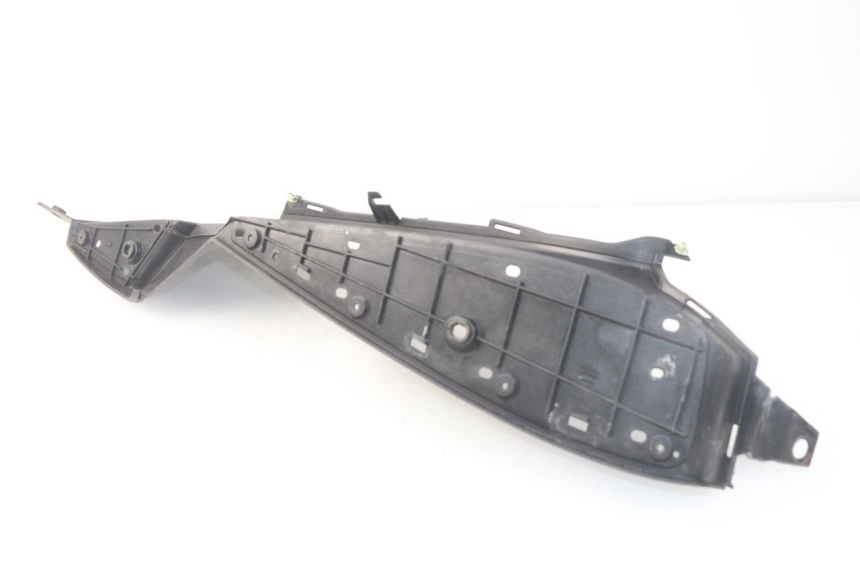 photo de LEFT FOOTREST PEUGEOT SATELIS 125 (2006 - 2009) - Zoom on usage condition