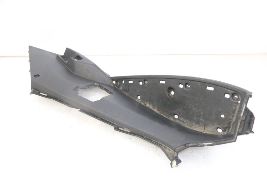 photo de LEFT FLOOR PANEL PEUGEOT SATELIS 125 (2013 - 2018) - Zoom on usage condition