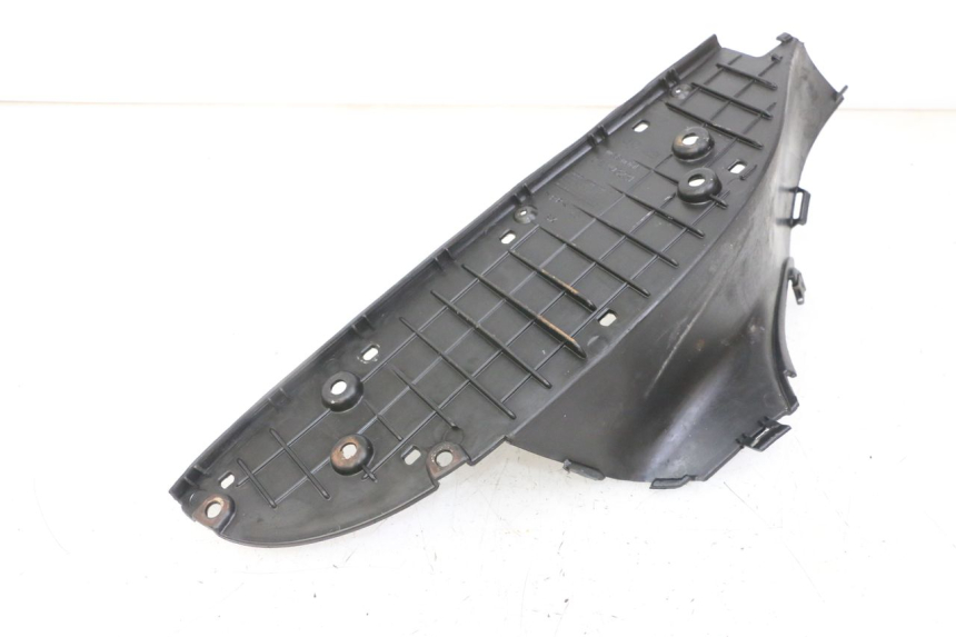 photo de LEFT FLOOR PANEL APRILIA SCARABEO GT TOURING 125 (1999 - 2005) - Zoom on usage condition