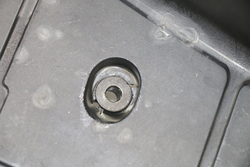 photo de LEFT FLOOR PANEL SUZUKI BURGMAN 125 (2015 - 2017) - Zoom on usage condition