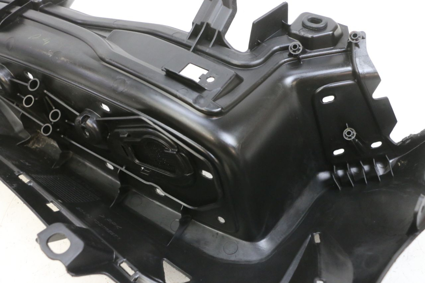 photo de LEFT FLOOR PANEL YAMAHA TRICITY 300 (2020 - 2024) - Zoom on usage condition