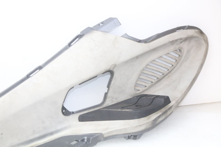 photo de LEFT FOOTREST PIAGGIO X9 EVOLUTION 250 (2003 - 2007) - Surface and material condition